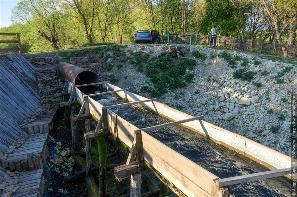 водяная мельница в красниково история. 2f917c1s 960. водяная мельница в красниково история фото. водяная мельница в красниково история-2f917c1s 960. картинка водяная мельница в красниково история. картинка 2f917c1s 960. В моем блоге уже немало фоторассказов о самых разнообразных мельницах, но водяных среди них не так уж и много. Поэтому сегодняшний пост как раз о такой. Мельница находится на окраине села Красниково Курской области на речке Нагольненский Колодезь. Кстати, в сети эту речушку сплошь и рядом называют Крюком (реже — Ручей Широкий). Предположу, что это, скорее всего, устаревший местный гидроним, так как на всех картах река называется именно Нагольненский Колодезь либо Нагольненский Колодец. Кроме того, курские СМИ растиражировали версию о том, что это единственная сохранившаяся мельница подобного типа в Черноземье, но это тоже не верно. водяная мельница в красниково история. 2f917c1s 960. водяная мельница в красниково история фото. водяная мельница в красниково история-2f917c1s 960. картинка водяная мельница в красниково история. картинка 2f917c1s 960. В моем блоге уже немало фоторассказов о самых разнообразных мельницах, но водяных среди них не так уж и много. Поэтому сегодняшний пост как раз о такой. Мельница находится на окраине села Красниково Курской области на речке Нагольненский Колодезь. Кстати, в сети эту речушку сплошь и рядом называют Крюком (реже — Ручей Широкий). Предположу, что это, скорее всего, устаревший местный гидроним, так как на всех картах река называется именно Нагольненский Колодезь либо Нагольненский Колодец. Кроме того, курские СМИ растиражировали версию о том, что это единственная сохранившаяся мельница подобного типа в Черноземье, но это тоже не верно.
