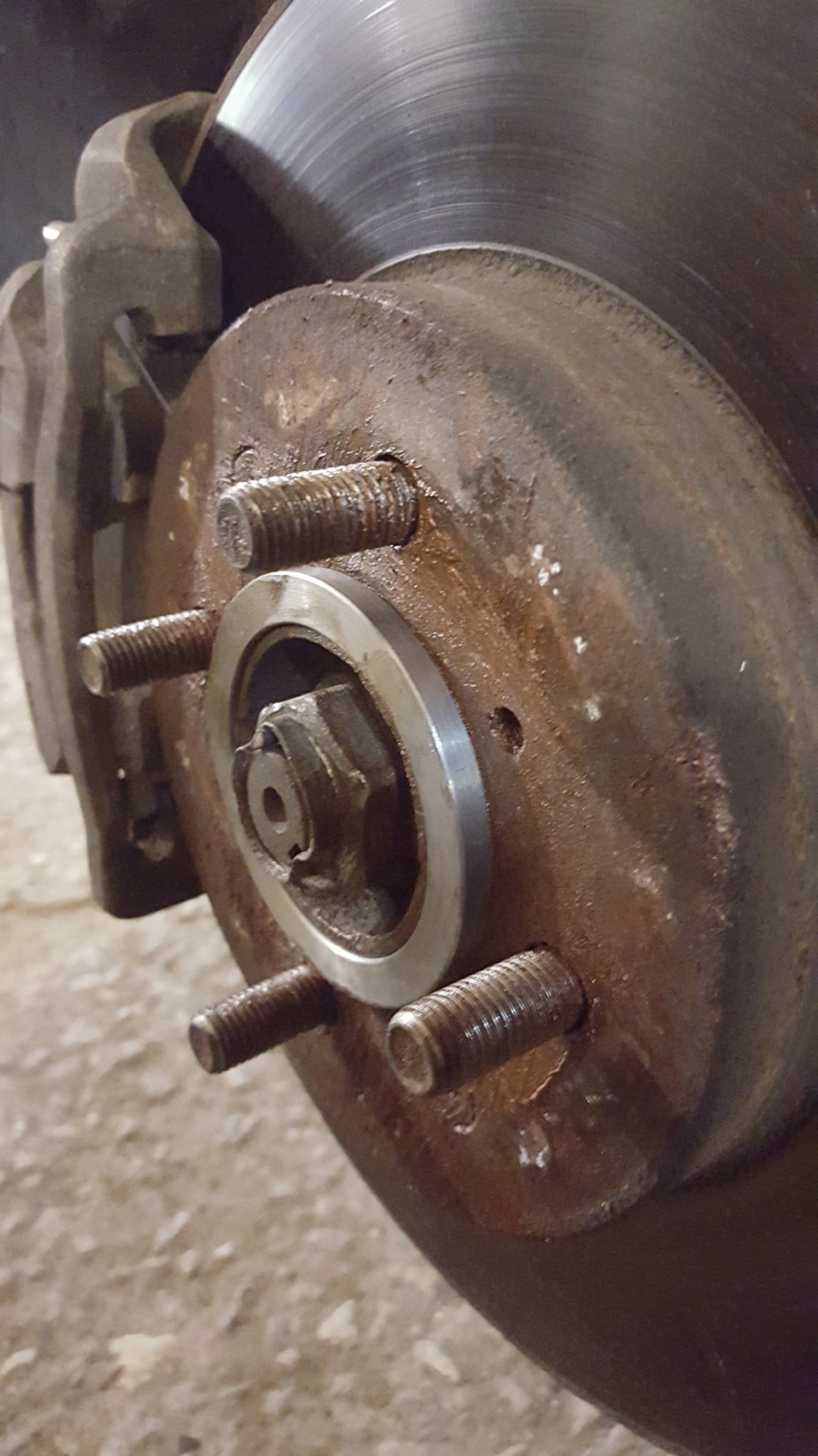 Центровочное кольцо на ступицу форд фокус 2. Между диском и ступицей. Между диском и ступицей. Зазор между ступицей и диском. Проставки колесные ваз 2112 16.