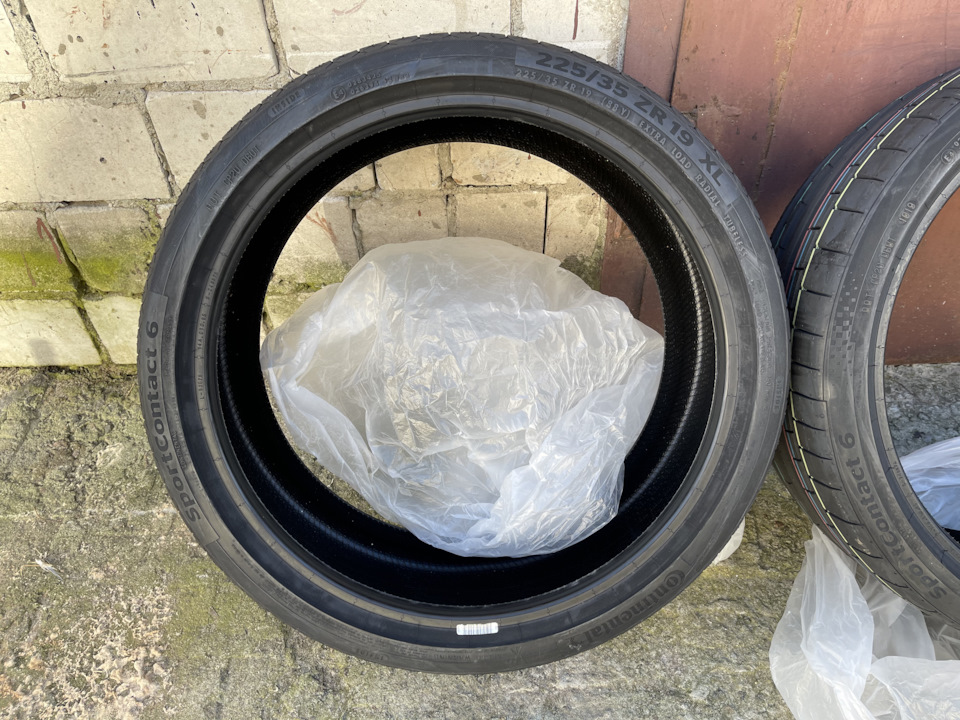 С одной стороны — BMW 3 series Touring (E46). Запчасти на фото: Continental ContiSportContact