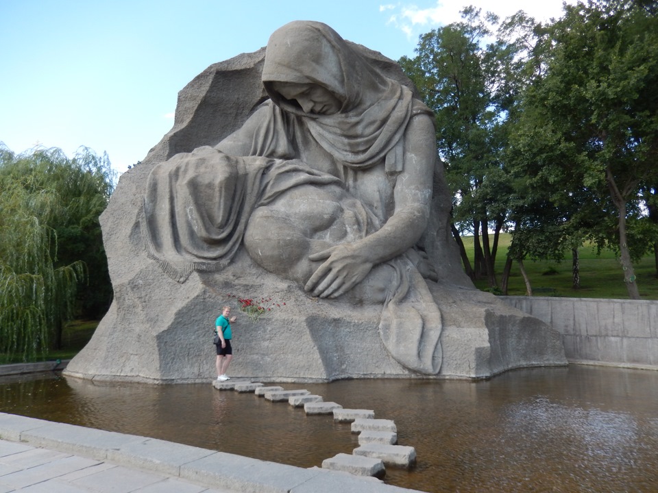 Комплекс скорбящей матери в каком городе. Скорбящая мать Родина Северодвинск. Воинский мемориальный комплекс Скорбящая мать-Родина Северодвинск. Мемориал Скорбящая мать Родина Северодвинск. Мемориально -парковый комплекс "Скорбящая мать".