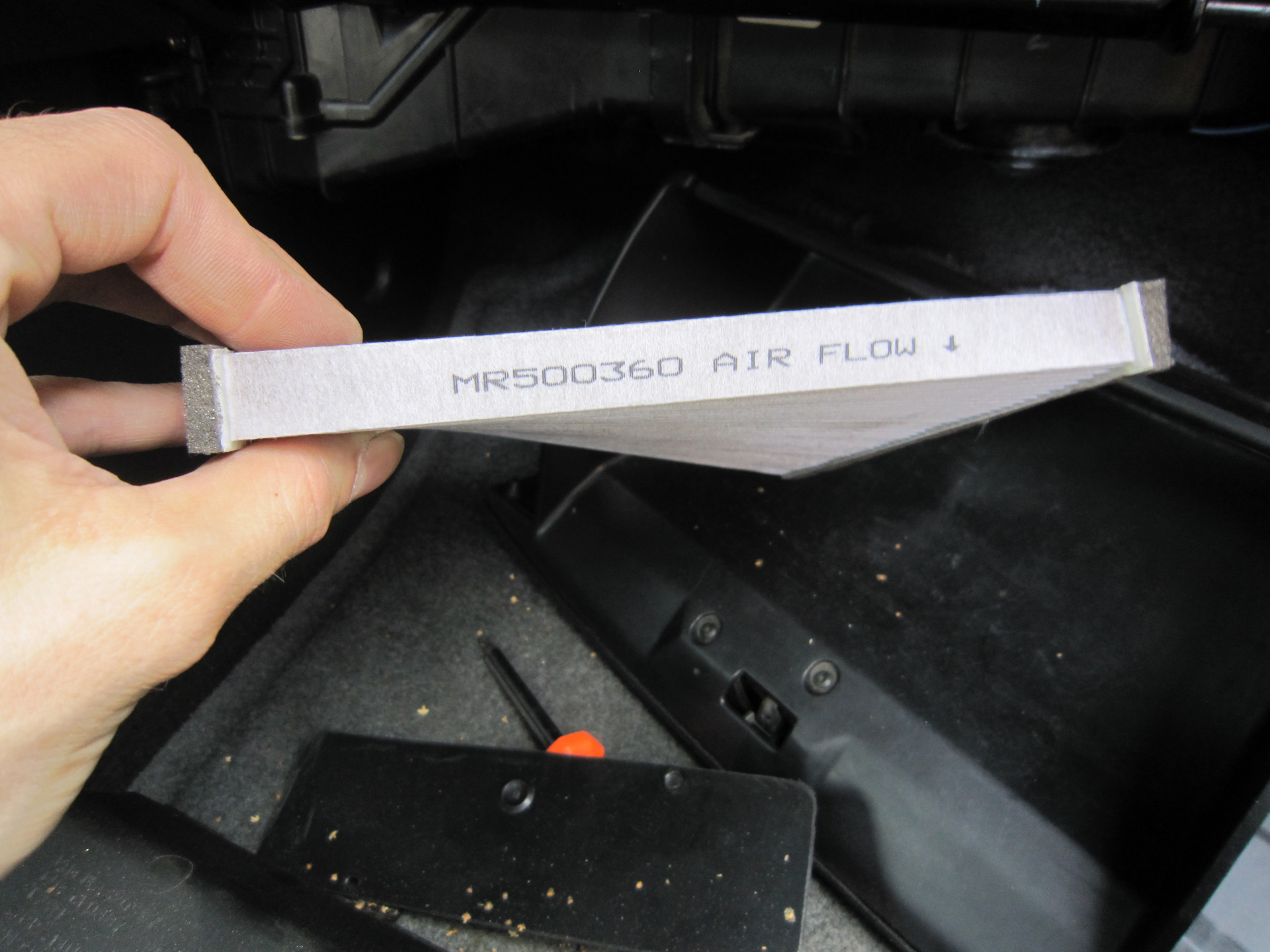 Стрелка на салонном фильтре как правильно. Салонный фильтр крайслер себринг 2002. Как устанавливать салонный фильтр стрелкой. Air flow на фильтре салона. Стрелка на салонном фильтре как правильно.