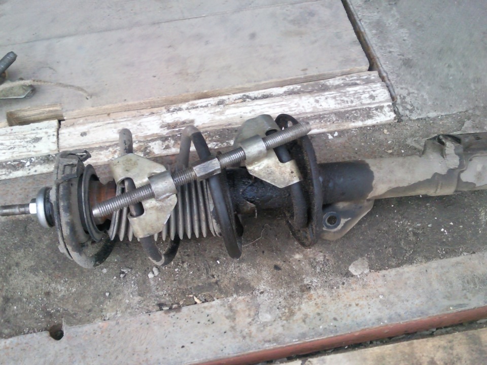 Замена опор амортизатора и опорных подшипников - Honda Jazz (1G), 1,4 л, 2003 го