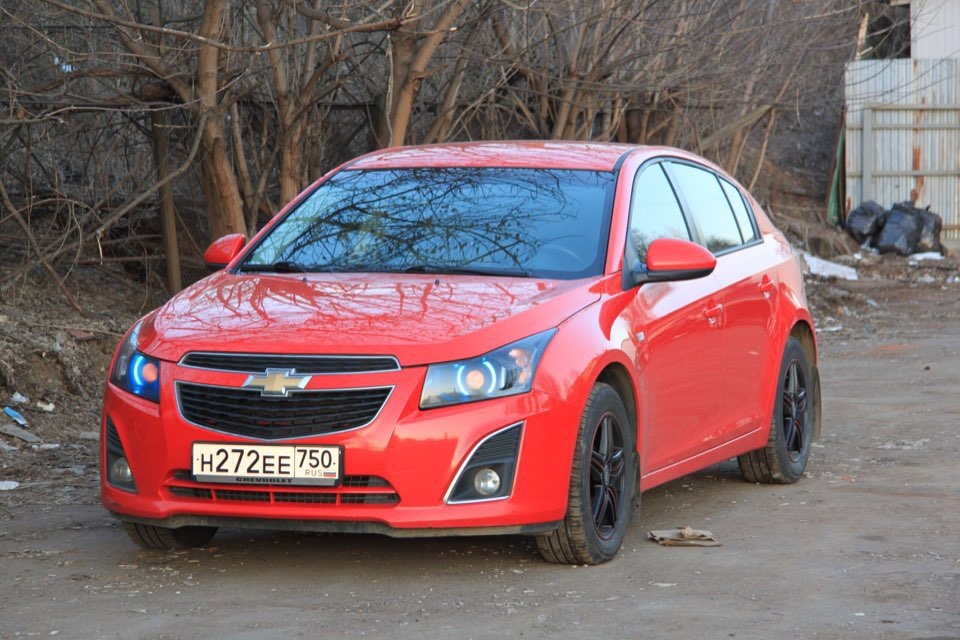 Chevrolet Cruze красный с черной крышей