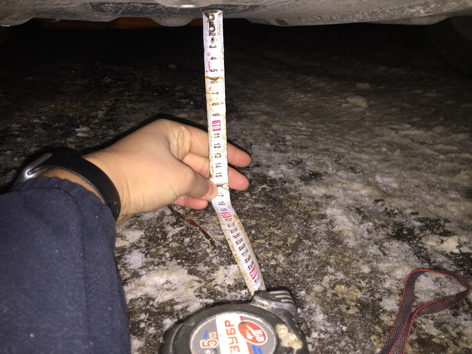 Смерив бмв и получив результаты — я осел, 18 см! Да, в начале защиты лишь 19,5см, да есть ребрышки, видимо для лучшего охлаждения или правильной аэродинамики, которые до 17 достают, но от защиты до картера — 5 см, такого нет в шкоде, там Картер сразу же, чуть мнёт защиту и появляются вибрации от касания защиты и мотора, а защита на бмв — так же металл, несколько окошек для обслуживания, так же металл, будет машина на подъёмнике — сделаю фото лучше — BMW 2 series Active Tourer (F45)