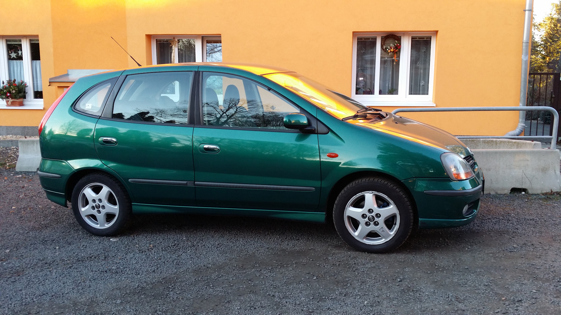 Nissan Almera Tino id22