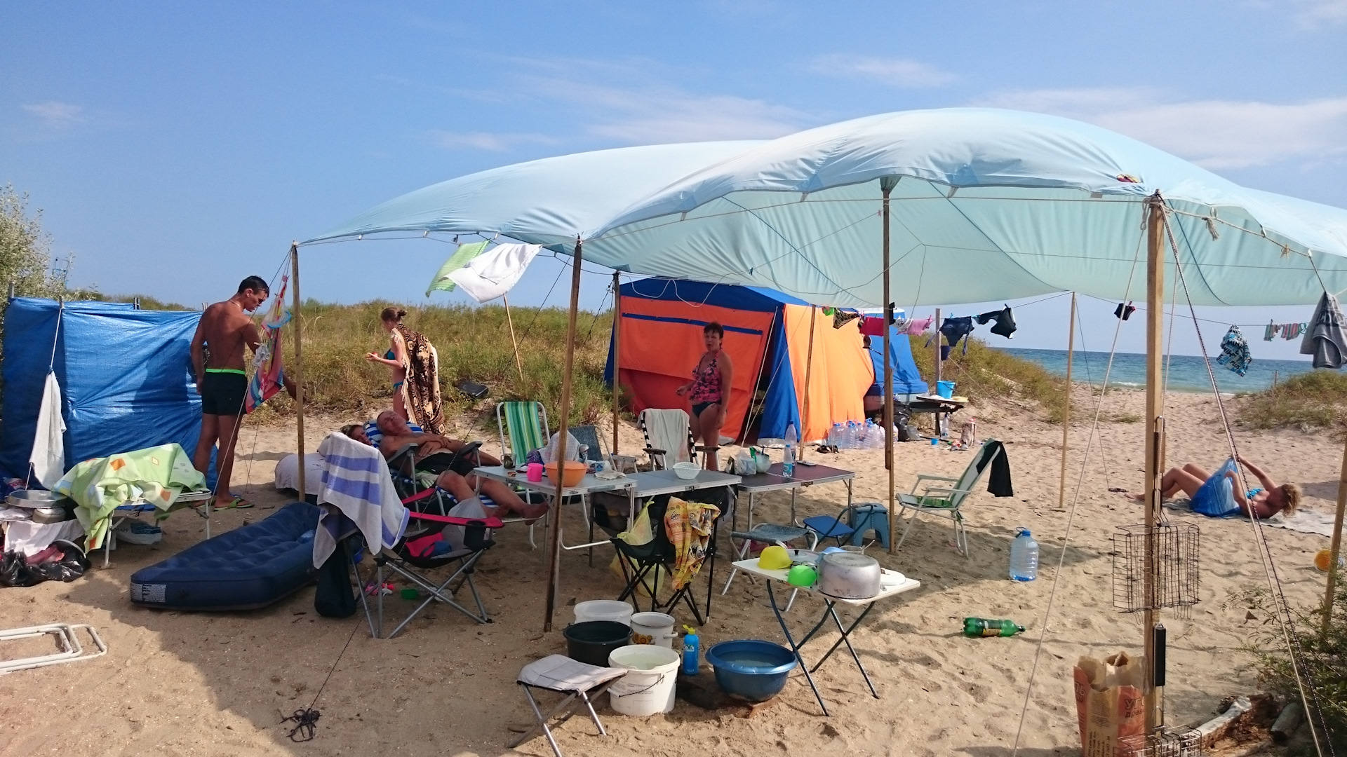 палаточный лагерь у моря
