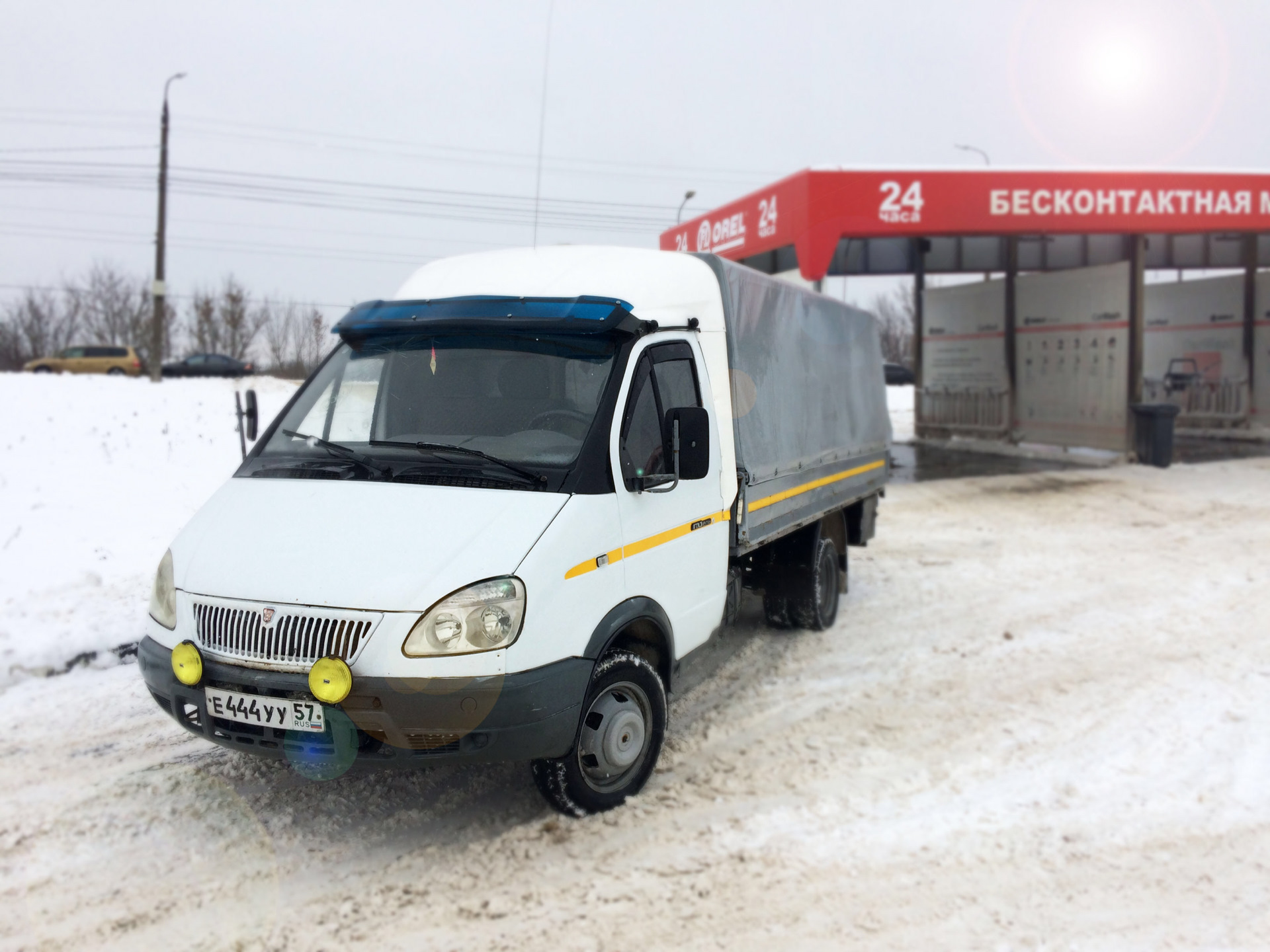 Газель нужна ли. Полоса на Газель. Светоотражатель на Газель. Газель с желтой полосой. Желтая Газель с красными полосками.