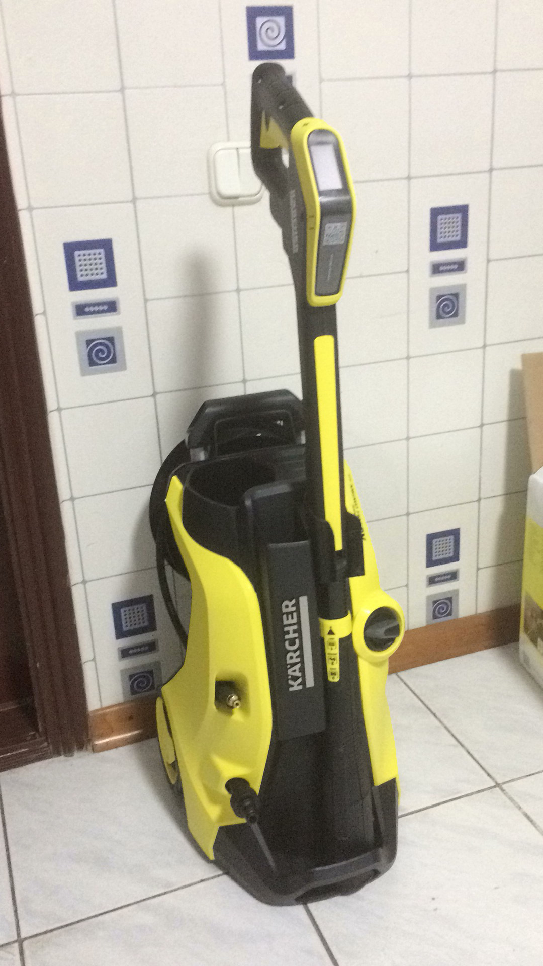 K 5 full control. Karcher k5 Premium Full Control Plus устройство пистолета электронное табло. Karcher k5 Full Control забор воды. Ручка Karcher k5 Full Control. Крышка батарейного отсека пистолета Karcher k5 Full Control.