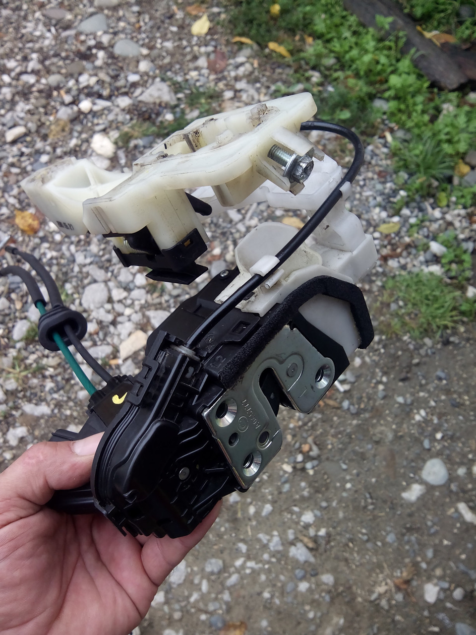 после того как сняли дверную карту с замком его можно отсоединить с защелок которые не заклепаны — KIA Sorento (2G)