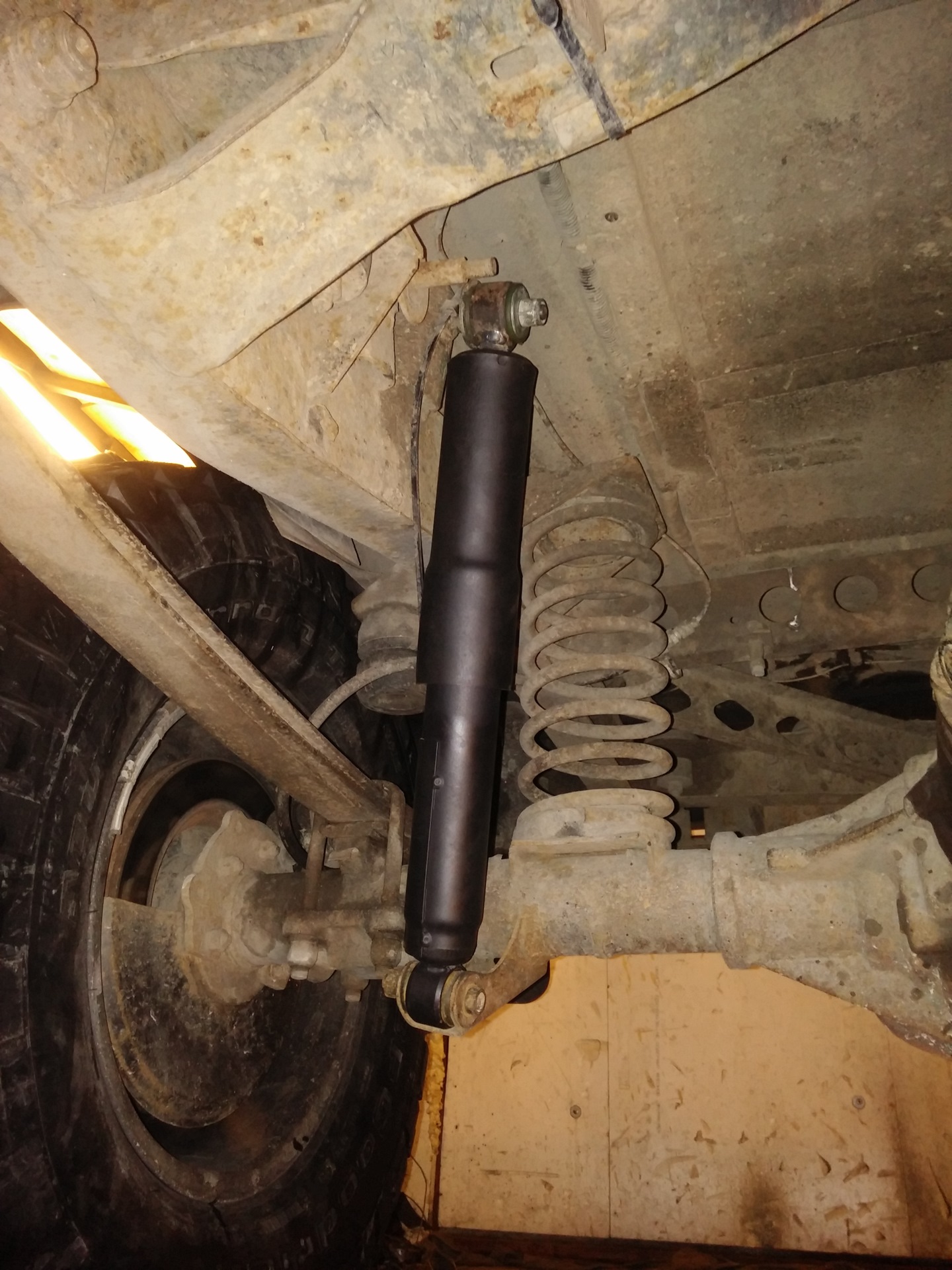 Какие амортизаторы уаза хантера. Какие амортизаторы уаза хантера. Сдвоенные амортизаторы на уаз 469. Уаз 3151 крепление заднего амортизатора. Задние амортизаторы уаз 469.