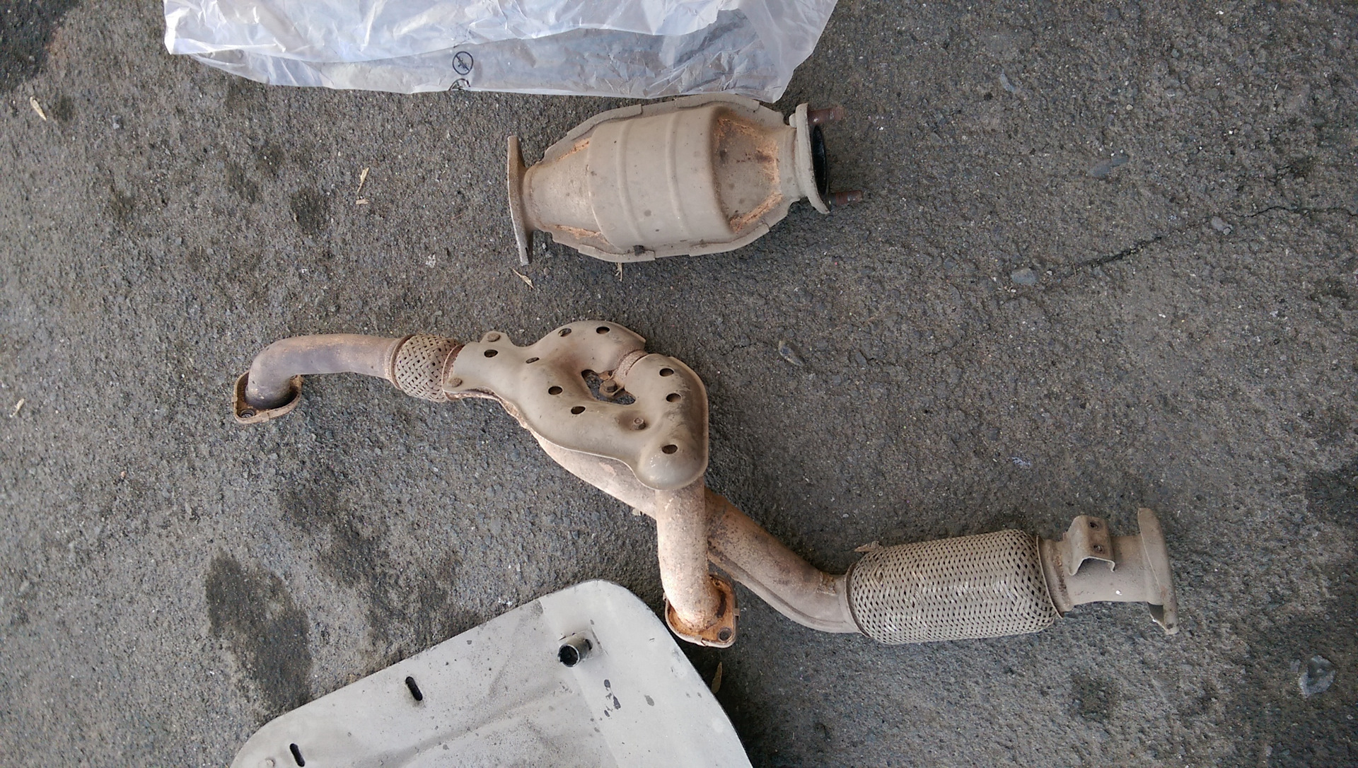 Хендай санта фе катализатор. Hyundai Santa Fe катализатор. Катализатор Hyundai Santa Fe 2.7 2007. Hyundai Santa Fe 2 катализатор. Катализатор Санта Фе 2.7.