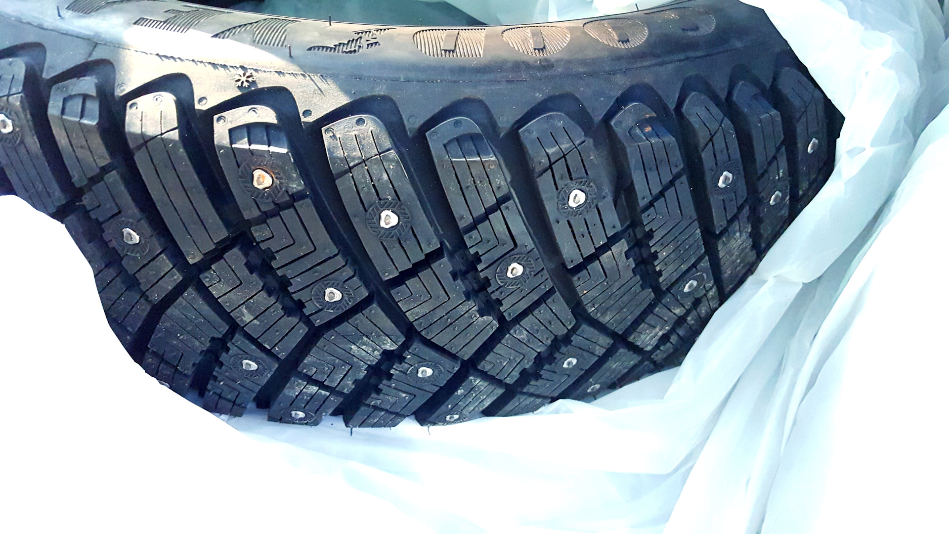 Резина goodyear ultragrip ice arctic suv. Goodyear Ice Arctic. Шины Гудиер ультра грип айс Арктик. Зимняя шипованная резина Goodyear.