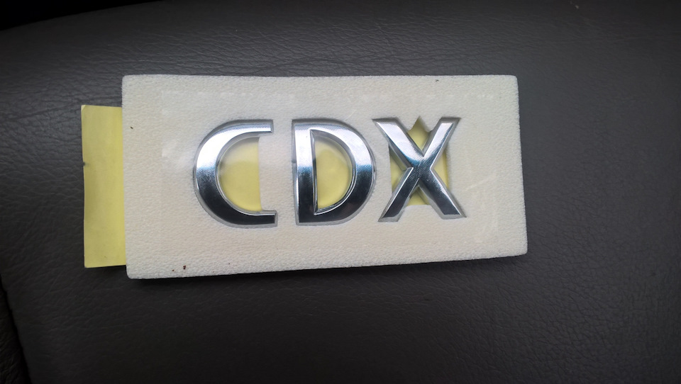 96547229 НАДПИСЬ А-УРОВЕНЬ АВТОМОБИЛЯ CDX — Chevrolet Lacetti Sedan. Запчасти на фото: 96547229