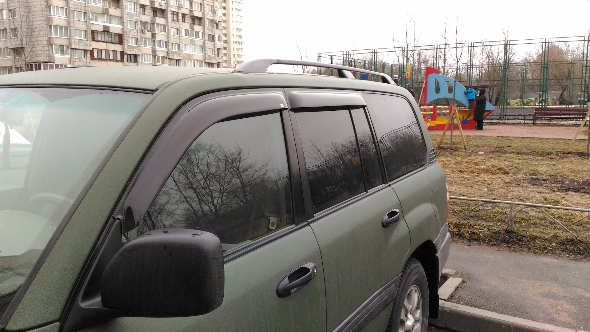 дефлектор ка тойота ленд крузер 100. дефлекторы боковых окон toyota land cruiser 100. дефлектор капота sim тлк 100. ветровики на ленд крузер 100. Nld.