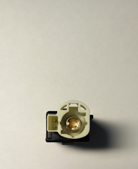 USB-порт 5Q0 035 726B — у него есть доп питание — Skoda Octavia A7 Mk3. Запчасти на фото: 5Q0035726B