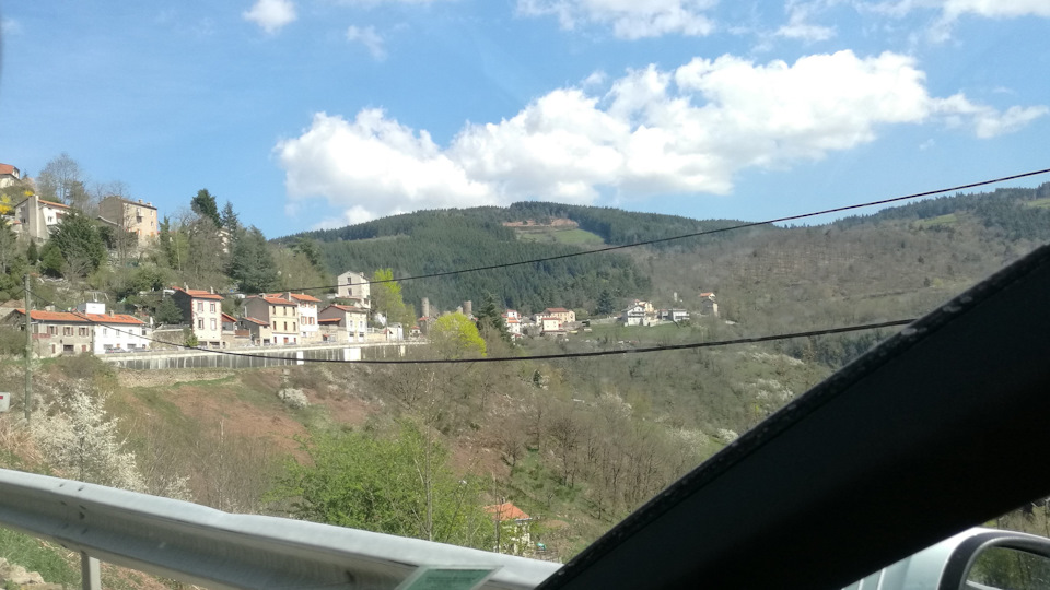 Деревня Рошетайе (Rochetaillée). До нее в принципе из Сент-Этьена можно и пешком дойти без особых усилий. Это одно из преимуществ этого города – вокруг красота, куда ни двинься. — Audi A4 (B9)