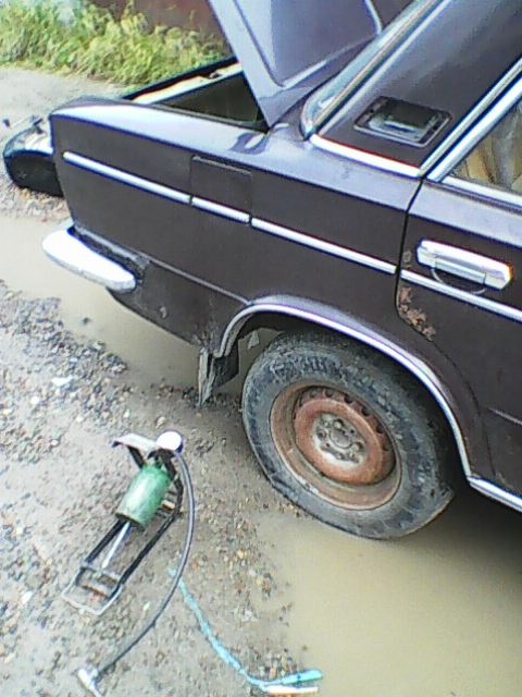 Утром вышел на улицу, а из колеса ГВОЗДИЩЕ торчит — Lada 2103, 1,7 л ...