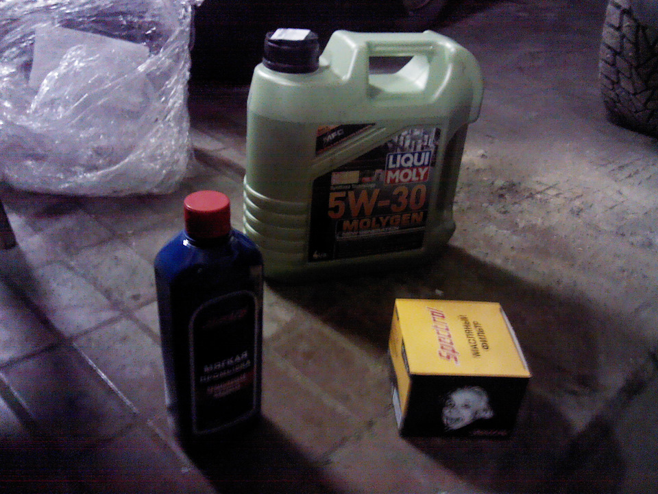 Первая замена масла автомобиля за 8 лет.Заливаем ликви моли 5W-30 ...