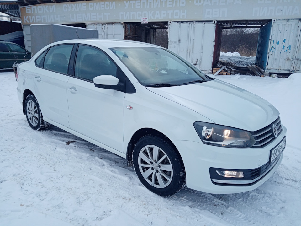 Белый седан Volkswagen Polo зима