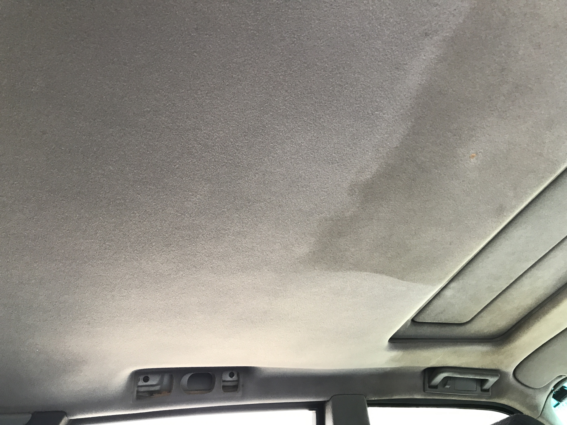 Как почистить потолок в машине. Химчистка обшивки потолка. Демонтаж обшивки потолка Ауди а3 1997 года. Honda HR-V чистка потолка салона. Ремонт потолка Ауди.