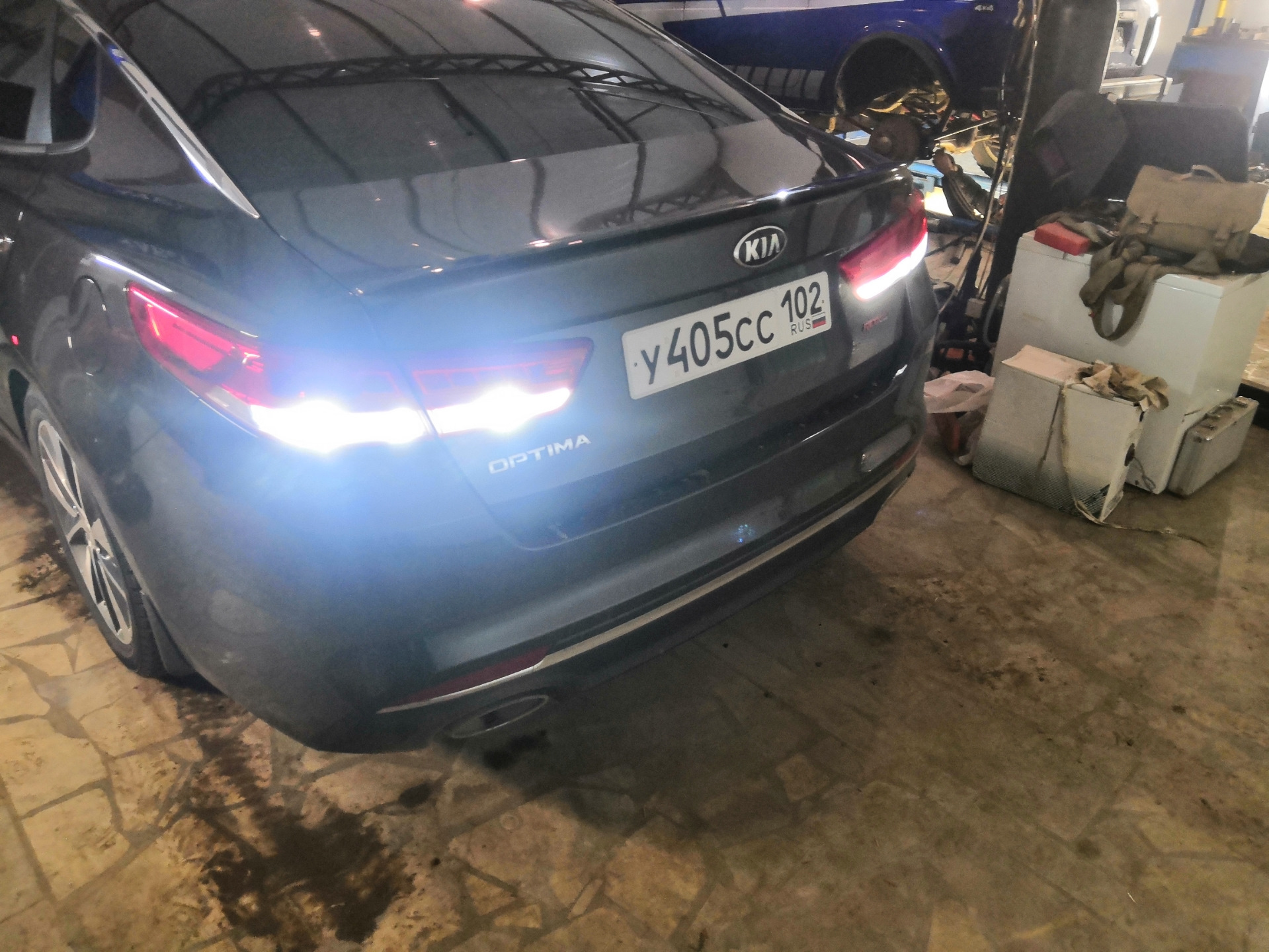 Led лампы киа церато 4. Поло седан 2013 фонари заднего хода. Бмв 320 i ночью. Тигуан фонарь заднего хода. Задний ход 2017.