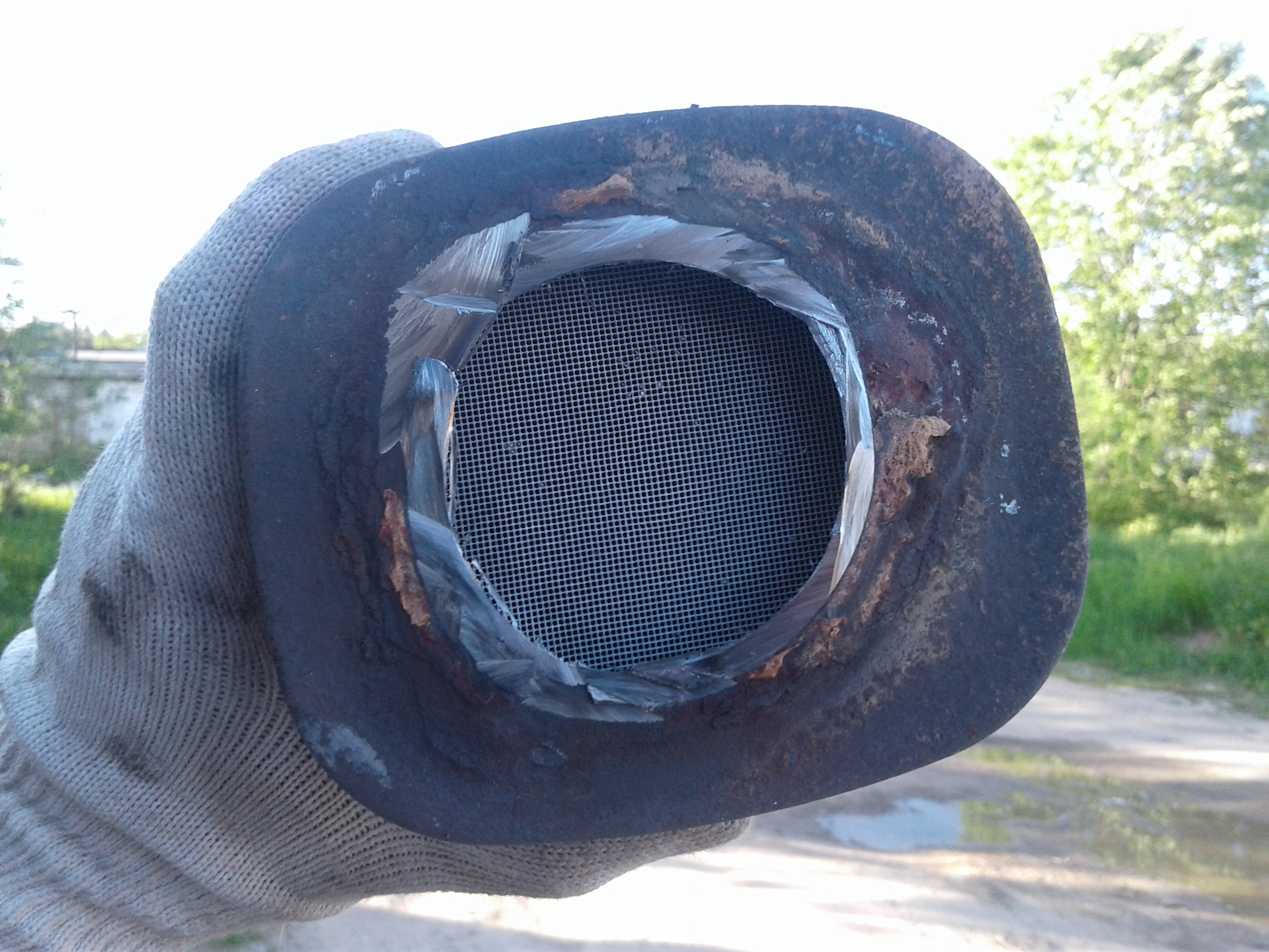 Шпилька катализатора нексия. Может ли дымить из за катализатора. Сплавился катализатор. Соты нейтрализаторов. Дым из трубы после удаления катализатора.