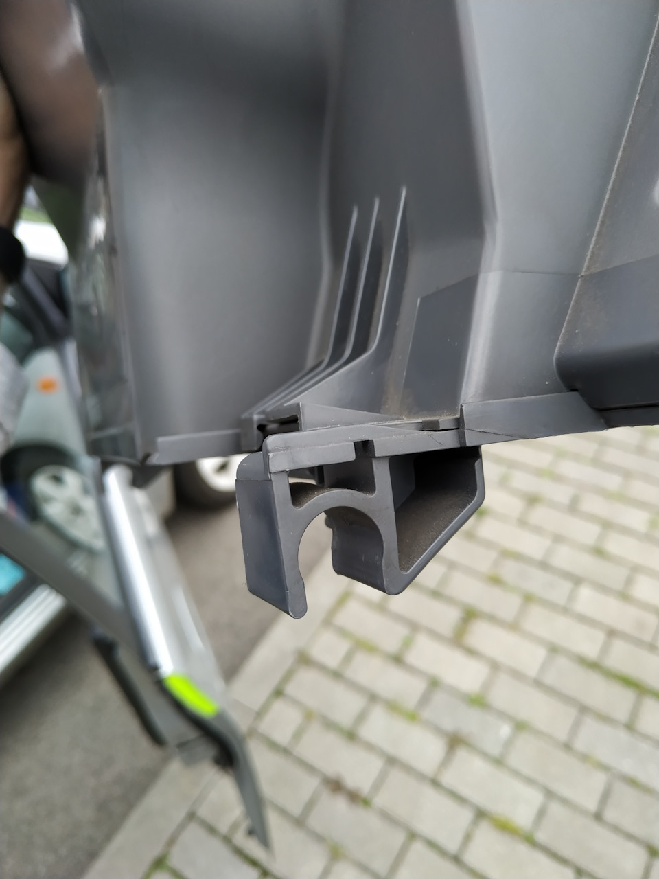 Петли снятого бардачка — Daihatsu Cuore