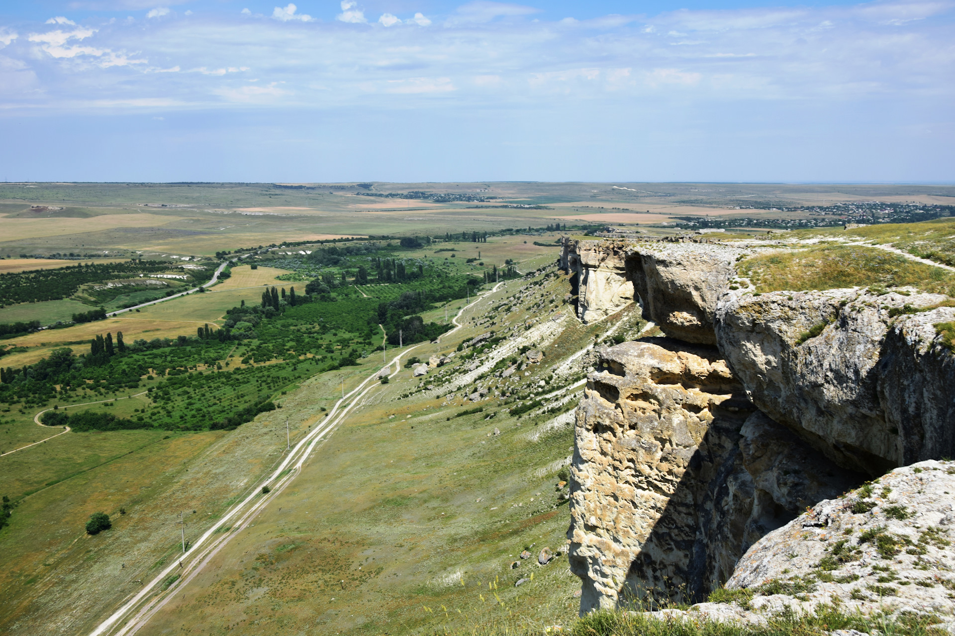 Черные камни белая скала где. Белая скала Губаха. Белая скала Крым стоянка неандертальцев. Дорога к белой скале в Крыму. Шевроле скала.