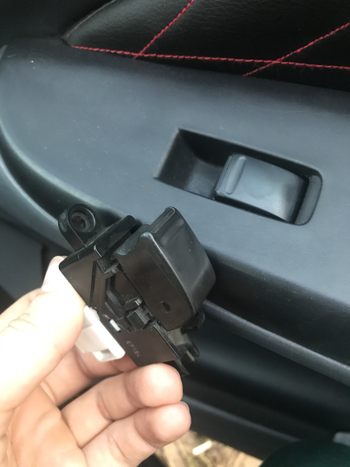 Кнопка — Nissan Almera II (N16), 1,5 л, 2006 года | запчасти | DRIVE2