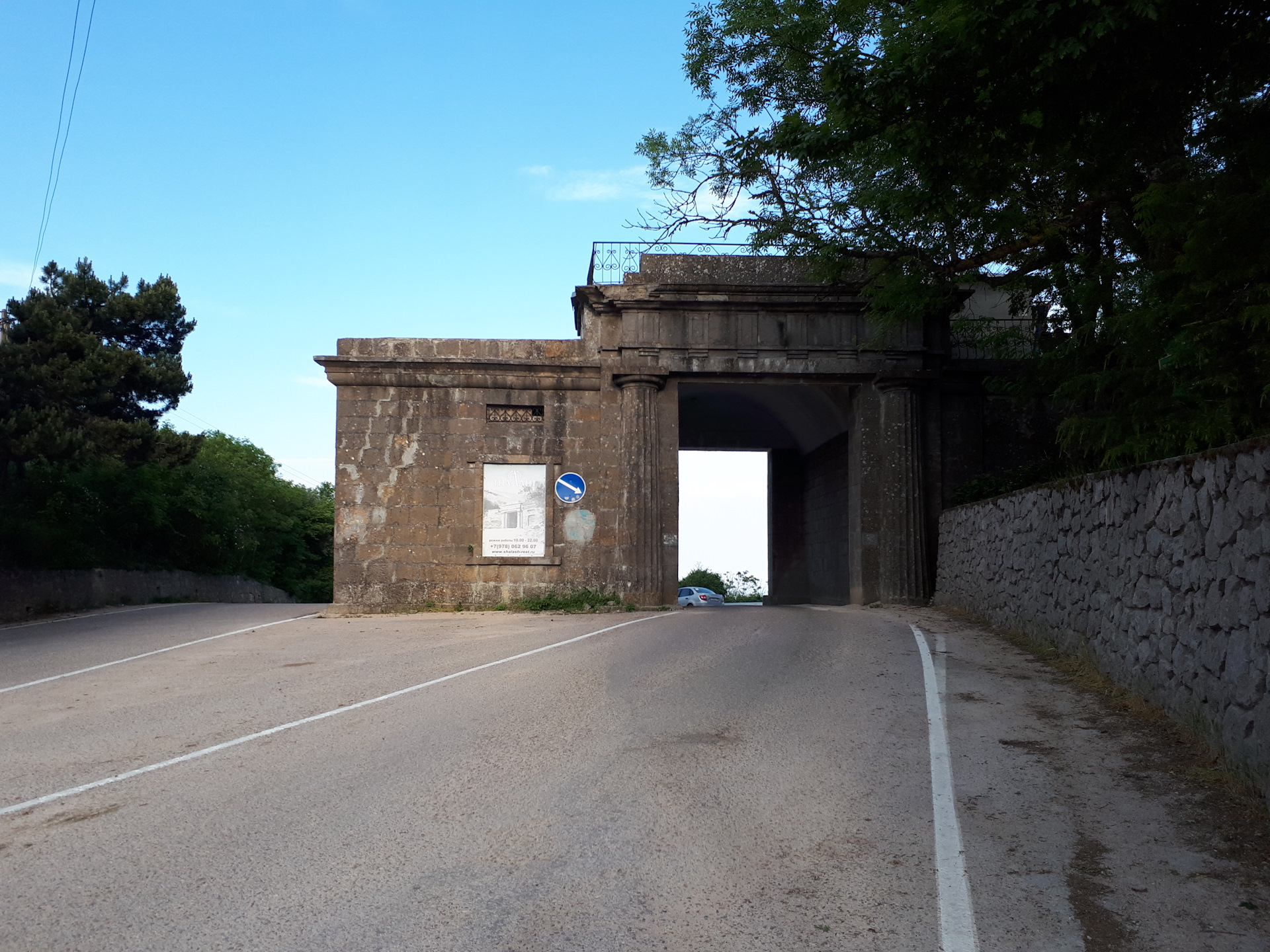 Байдарские ворота в крыму история. Байдарские ворота Севастополь. Байдарские ворота в Крыму. Балаклава Байдарские ворота. Байдарские ворота смотровая.