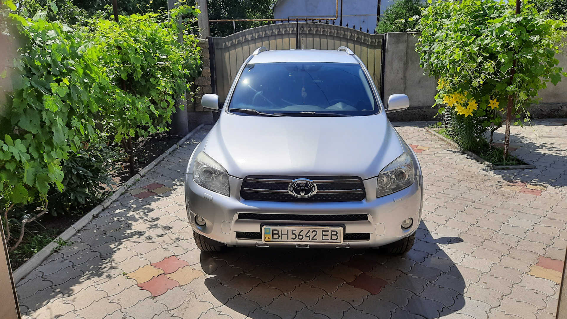 Toyota RAV4 (III) 2.4 бензиновый 2008 | машина жены на DRIVE2