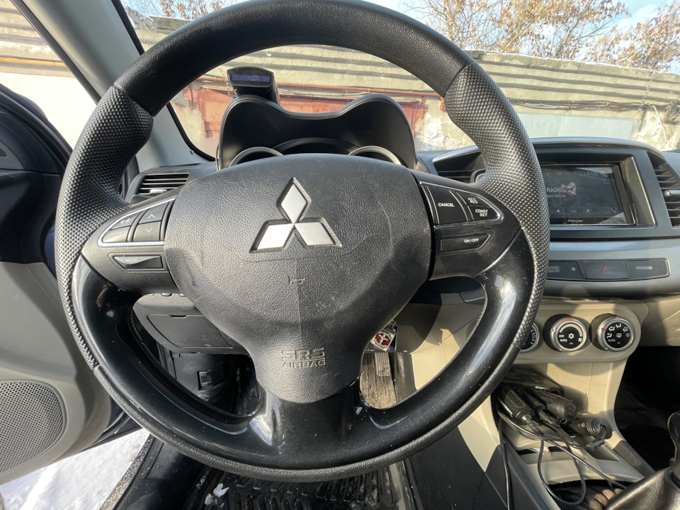 Кнопки круиза на месте. — Mitsubishi Lancer X, 1,8 л, 2008 года ...