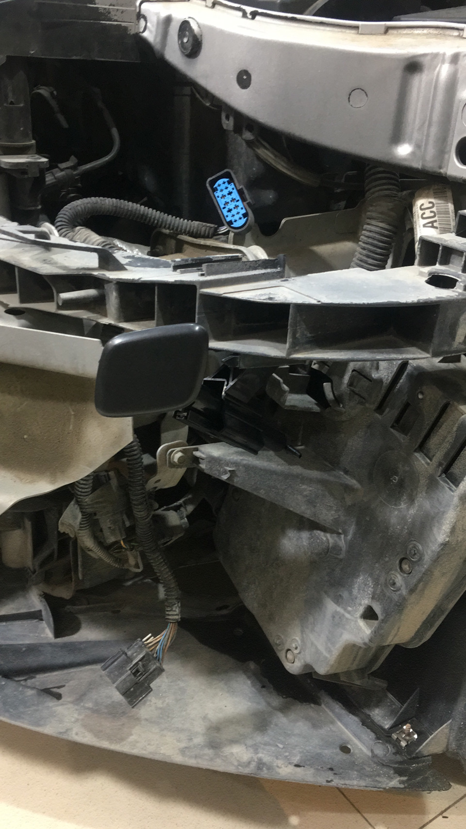Установка форсунок омывателя фар — Ford Focus Sedan III, 2 л, 2012 года ...