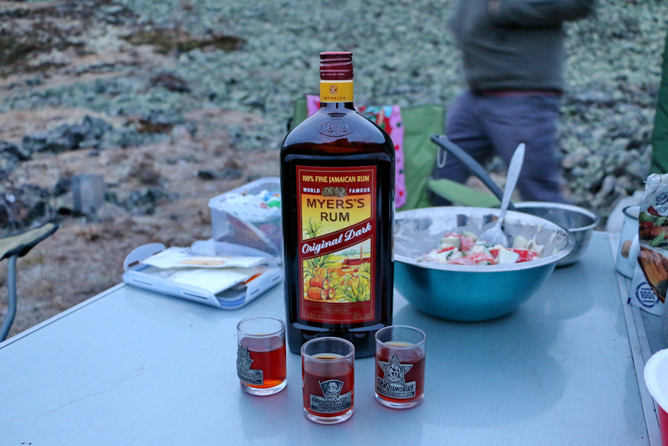 Под вечер, когда все дела были переделаны и ожидание Спасателей стало совсем невыносимым, Дядя Игорь достал ром. Очень приятный и ароматный (рекомендую). Я, чтобы этот аромат не потерялся на морозе, грел бутыль за пазухой. — Toyota Land Cruiser 80