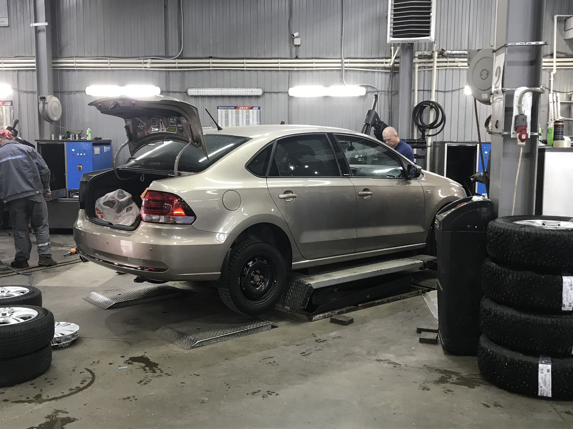 Травка зеленеет, Солнышко блестит; Ласточка с весною В сени к нам летит ...