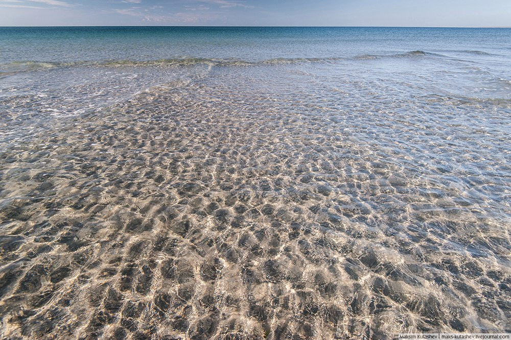 Неглубокое море. Берег чёрного моря Межводное. Межводное Крым море пляж. Межводное Крым пляж. Песочный пляж.