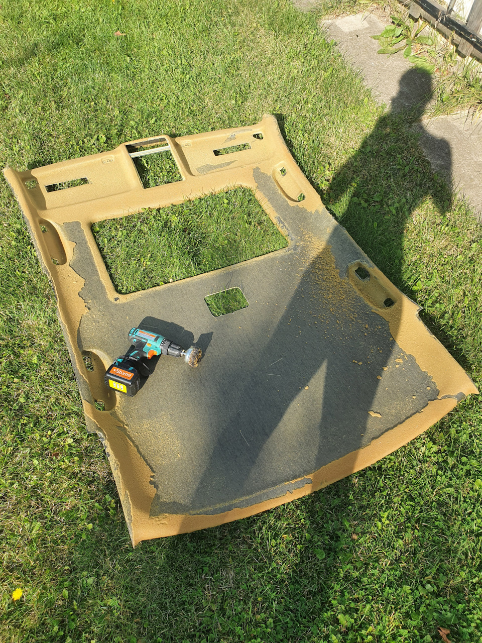 поролон старый снимать в обязательном порядке.не знаю почему все мучаются)у меня ушло минут 20, железная щетка на шуруповерт и все)главное не перегреть, а то дыр можно наделать — BMW 5 series (E39)