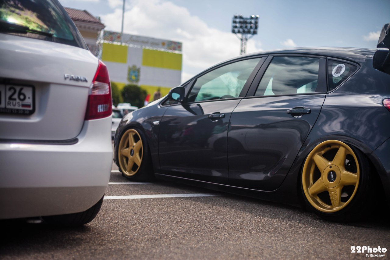 Opel Astra stance