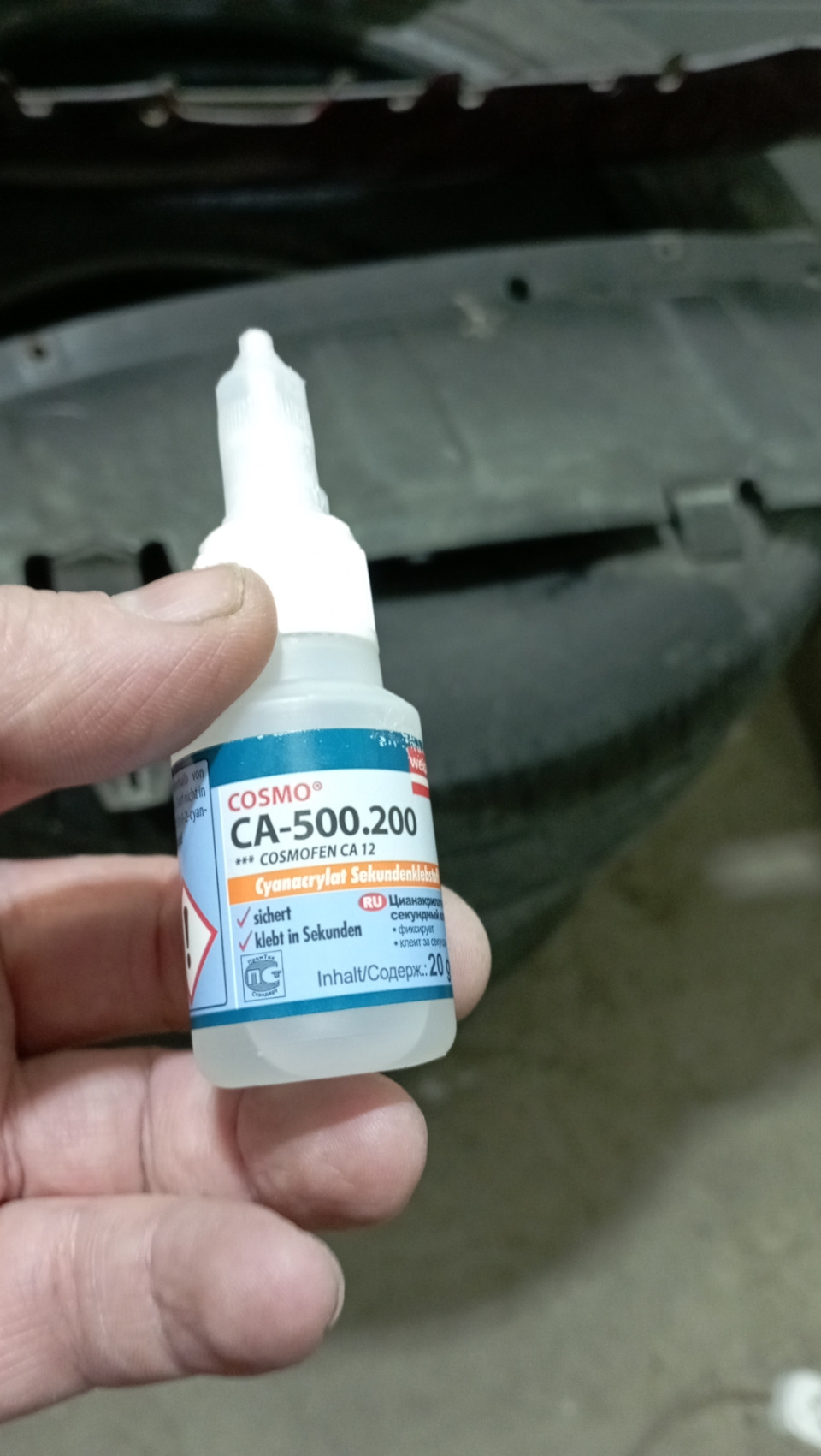 Что бы начать работать со смолой небходимо надёжно зафиксировать все трещины, иначе может быть нарушена геометрия и бампер получится кривой. Тут выручил клей Космофен, но чтобы обеспечить надёжное соединение необходимо после первоначальной склейки, прошарошить трещину дремелем с двух сторон и залить клеем с наполнителем. В качестве наполнителя я использовал соду. Весь процесс не фоткал, но думаю смысл понятен. — Peugeot 206 CC. Запчасти на фото: 5002Q0