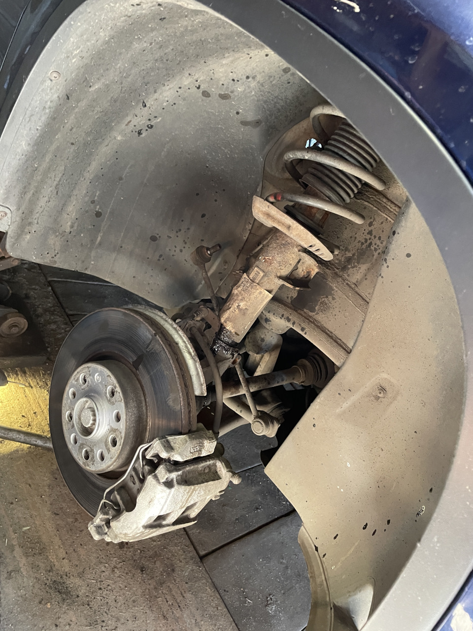 Замена передних пружин и опорно-поворотных подшипников. — Volkswagen ...