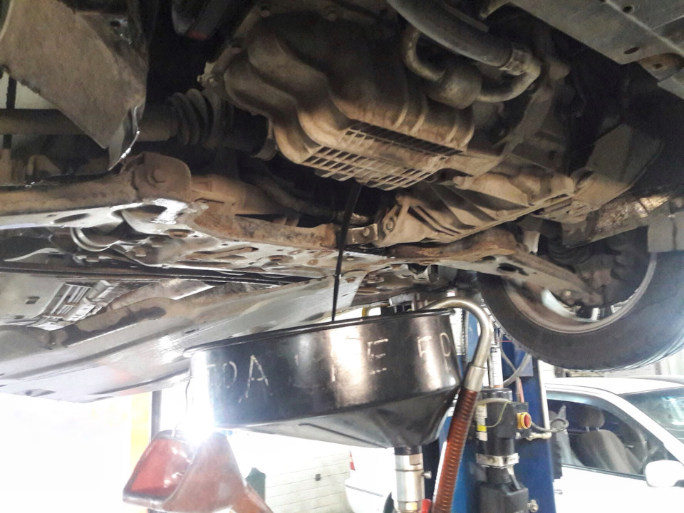 Нюанс номер один. Резьбы в поддоне хватит наверное еще на пару закруток пробки. Далее придется или перенарезать, или отсасывать. — Ford Focus Hatchback III