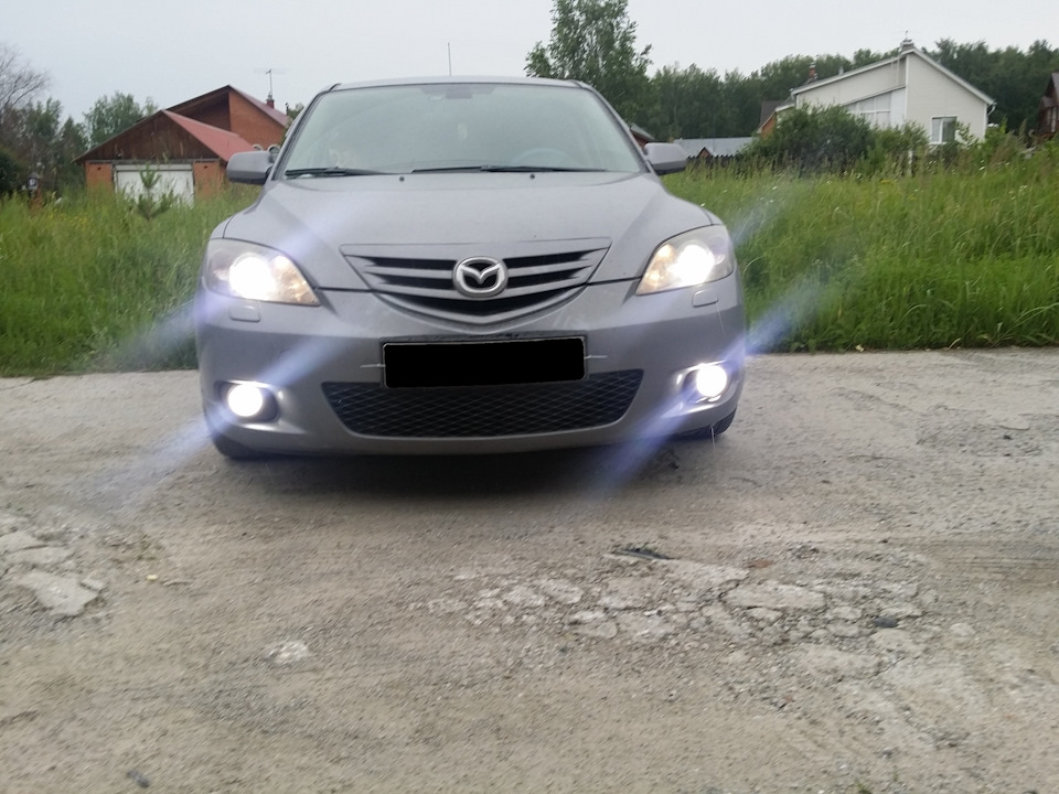 Лампочки мазда 3 бк 2008. Mazda 3 2005 года ПТФ. Светодиодные ПТФ на Мазда 3 2005 БК. Ксенон в ПТФ Камри 40. Мазда 3 БК 2.0 ПТФ.