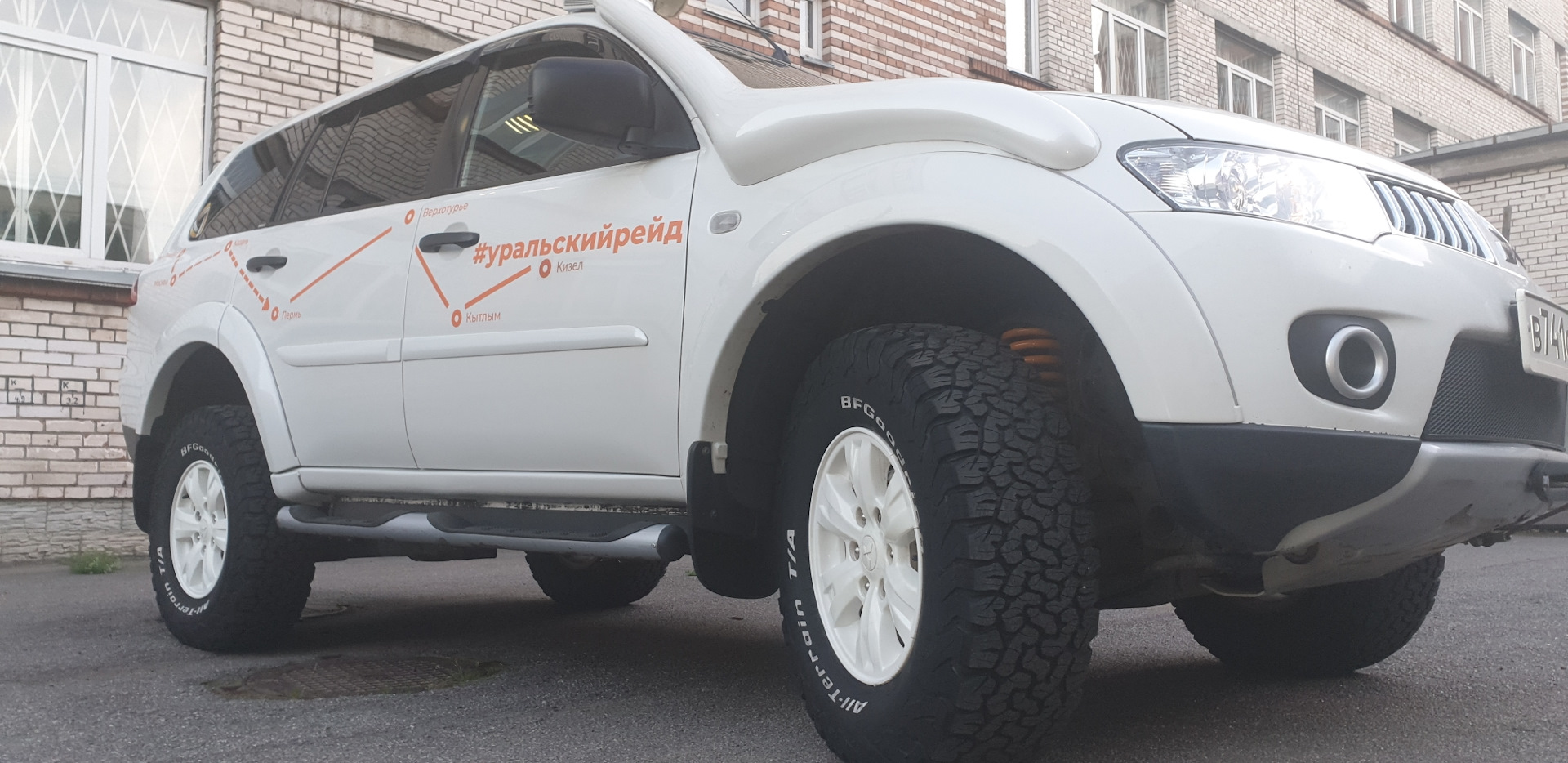 Стекло паджеро спорт 2. Mitsubishi Pajero Sport 2,5л.. Mitsubishi Pajero Sport 2 колеса. Паджеро спорт 2 4410a173t. Pajero Sport 2 Quad Lock.