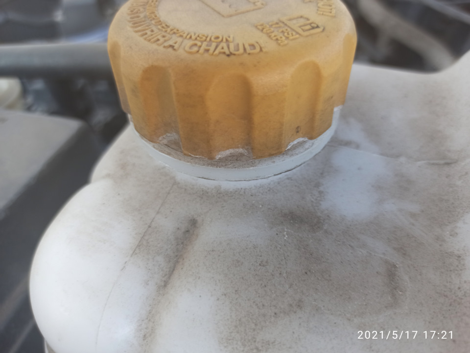 Уходит антифриз и белый налет на крышке бачка — Chevrolet Lacetti 5D, 1 ...