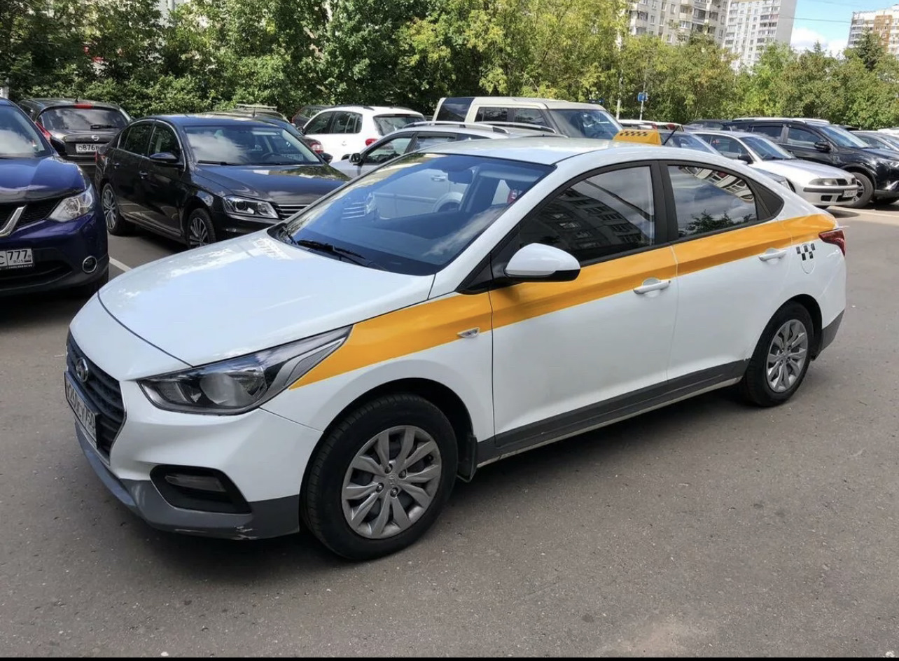 Аренда под такси. Hyundai Solaris 2017 такси. Hyundai Solaris 2019 Taxi. Хендай Солярис 2019 ьакчи. Hyundai Solaris белый такси.