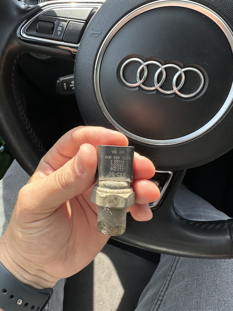 Замена датчика давления кондиционера — Audi A4 (B8), 2 л, 2012 года ...