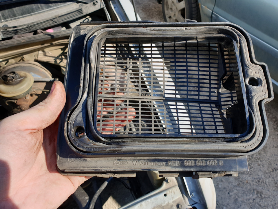 893819098B Корпус салонного фильтра для Audi 80 VAG | Запчасти на DRIVE2