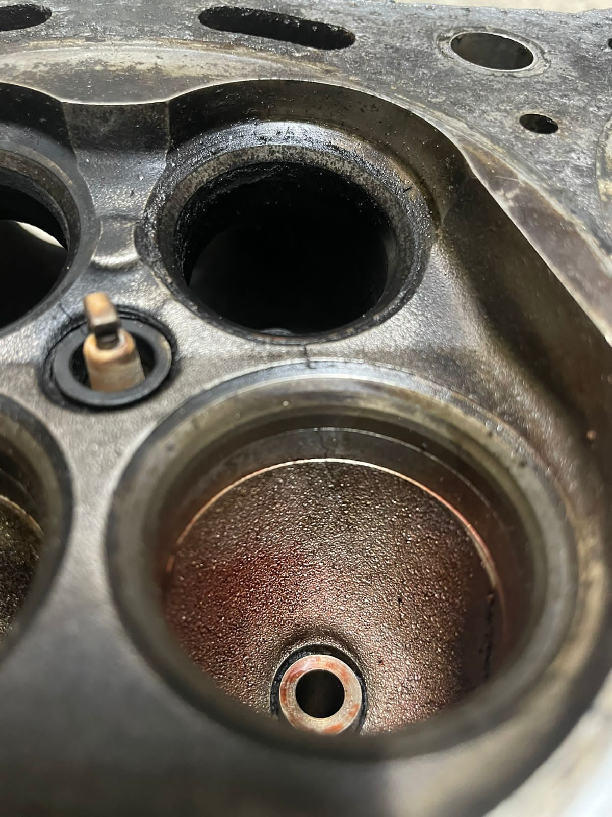 Микротрещина в гбц. Микротрещина в гбц. Сварка гбц аргоном. Ремонт трещин головки. Трещины гбц между клапанами змз 402.