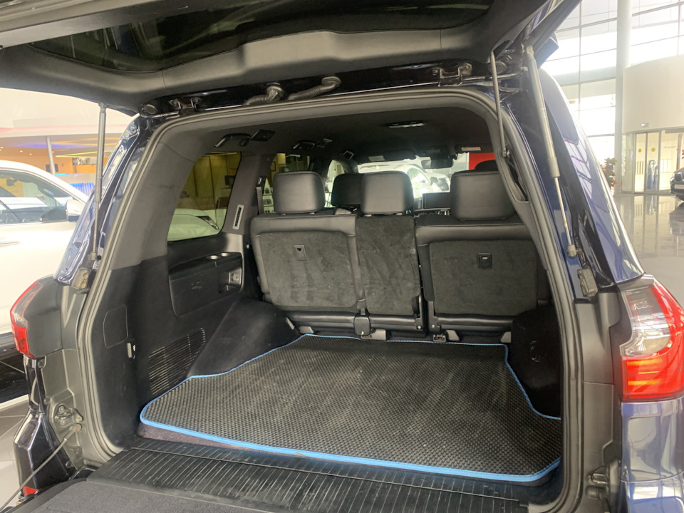 Думаю влезли бы 2 велосипеда и 2 самоката точно! — Lexus LC 500