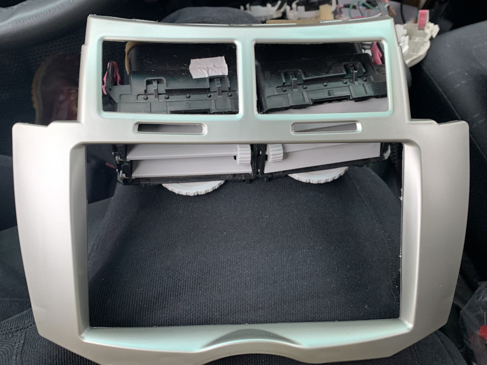 Вытаскиваем средние жабры из родной рамки магнитолы и устанавливаем на новую — Toyota Yaris (p2)